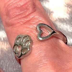 NWOT 🐾🩶 SILVER-TONE STAINLESS STEEL OPEN PAW PRINT OPEN HEART ADJUSTABLE RING